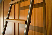 Holzschrank im Schlafzimmer mit Treppe vom Schreiner aus Aachen