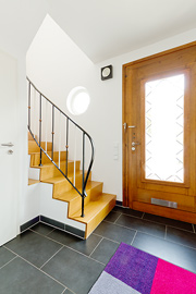 Maßgefertigte Holztreppe und aufbereitete Haustüre vom Schreiner aus Aachen